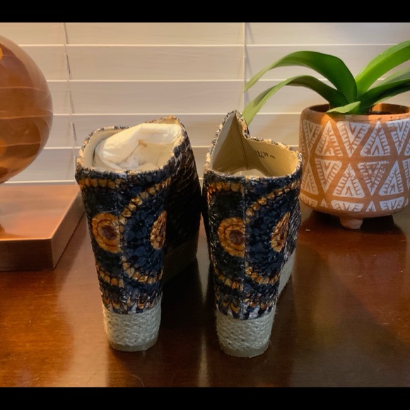 Chinese Laundry Clogs - Picture 3 of 8